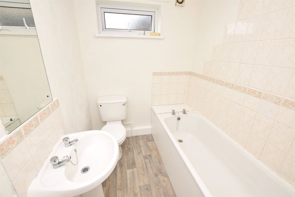 Property photo 3 of 9 Bathroom