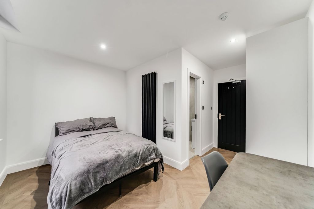 Property photo 3 of 5 A Modern And Well-Maintained Bedroom Featuring A c...