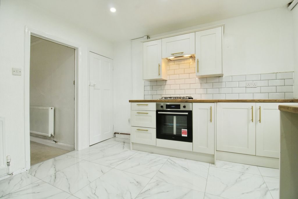 Property photo 3 of 8 Kitchen