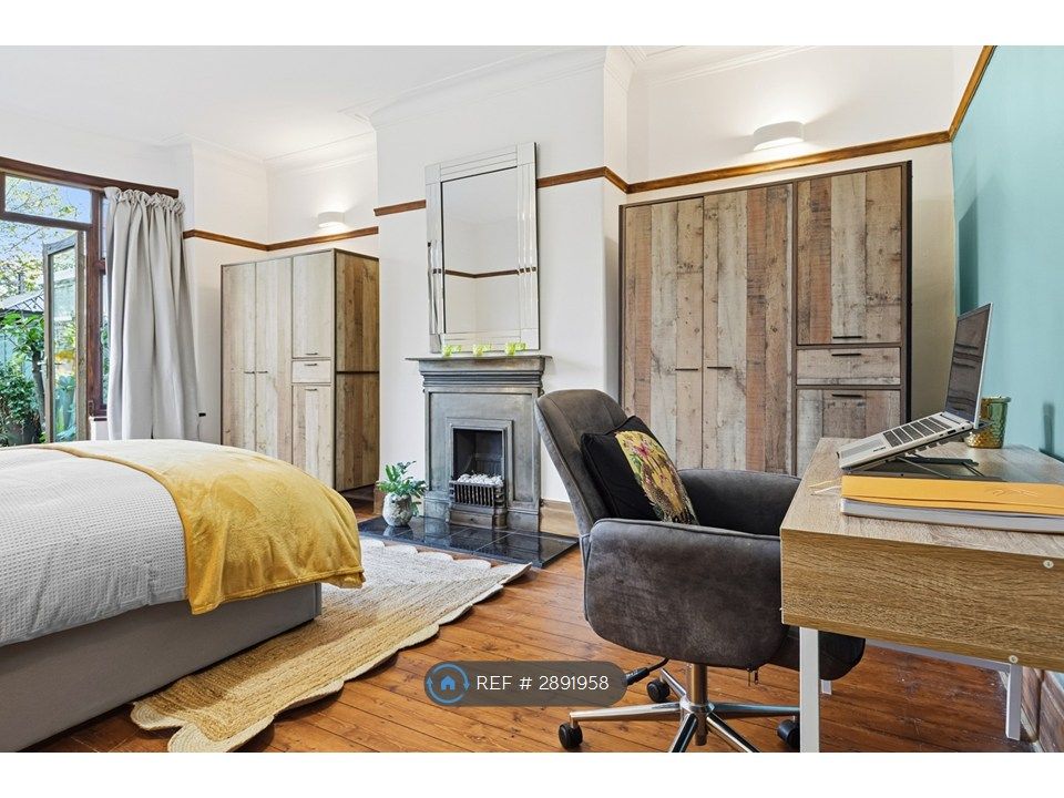 Property photo 2 of 12 Elegant French Windowed Room Leads To Own Garden