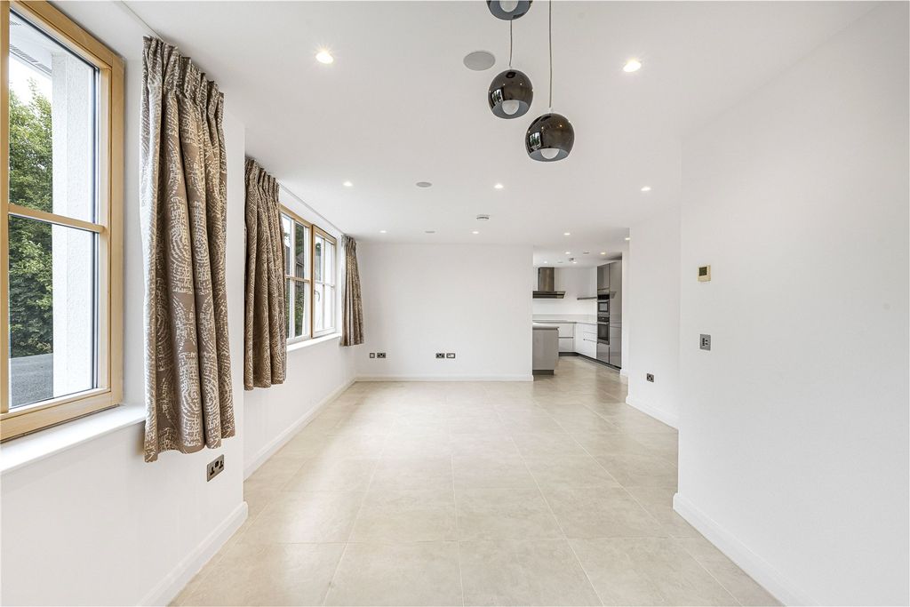 Property photo 2 of 25