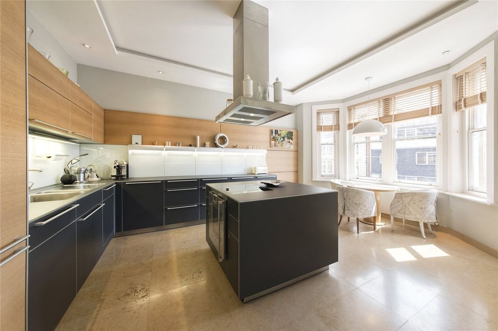 Property photo 2 of 9 Kitchen