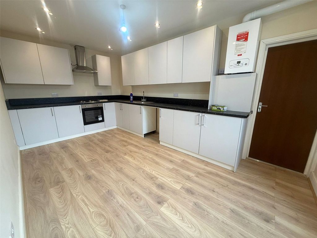 Property photo 3 of 6 Kitchen