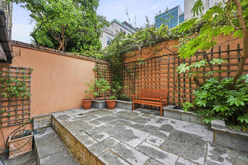 Property photo 3 of 9 Overstone Road