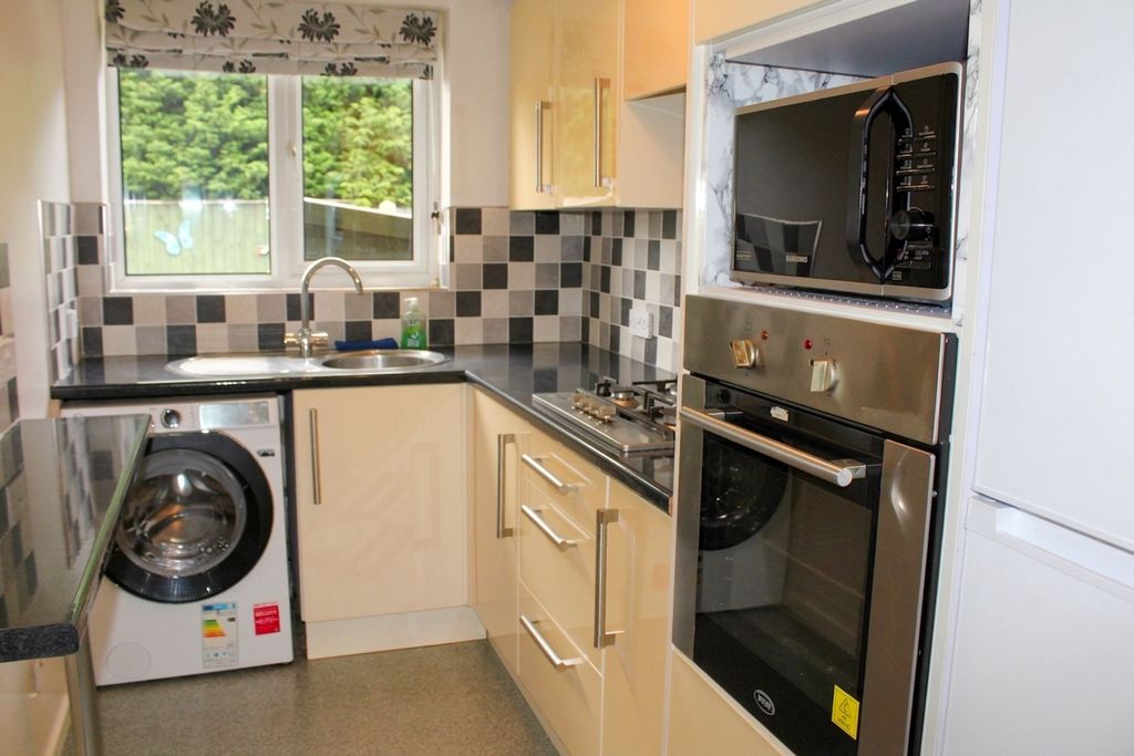 Property photo 3 of 10 Kitchen