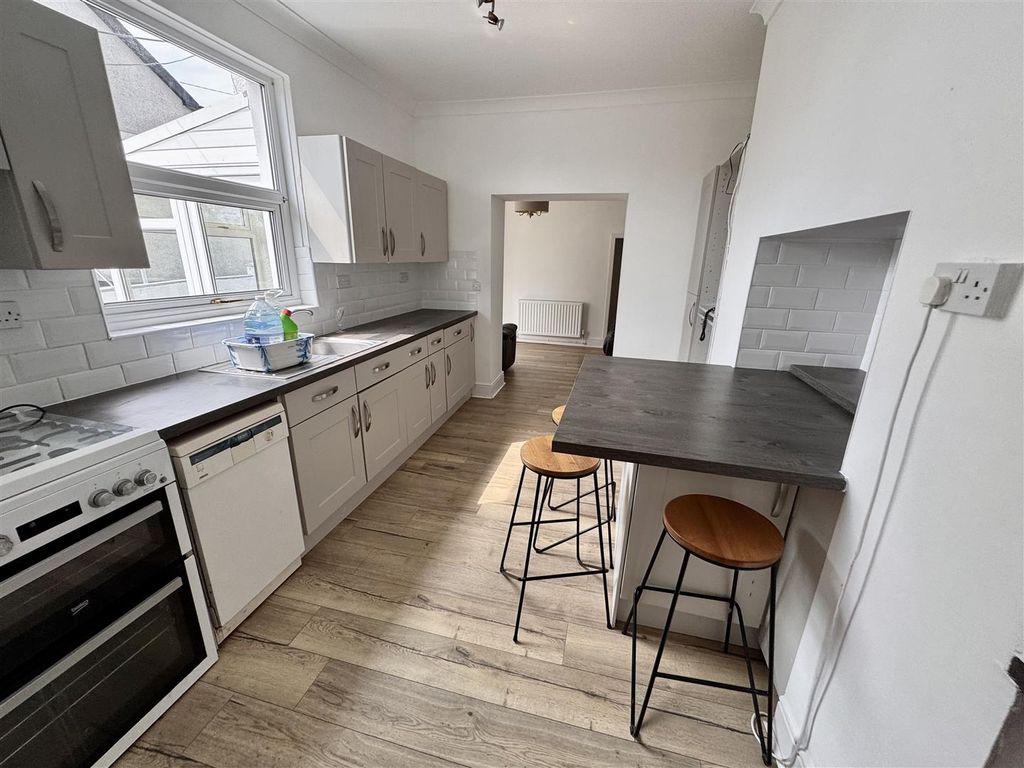 Property photo 3 of 14 Kitchen