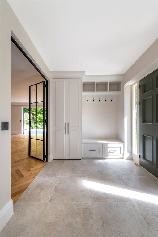 Property photo 3 of 21 Entrance Hall