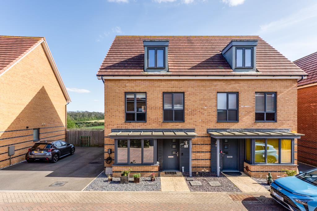 Property photo 1 of 35 16 Perkins Close, Great Oakley-12.Jpg