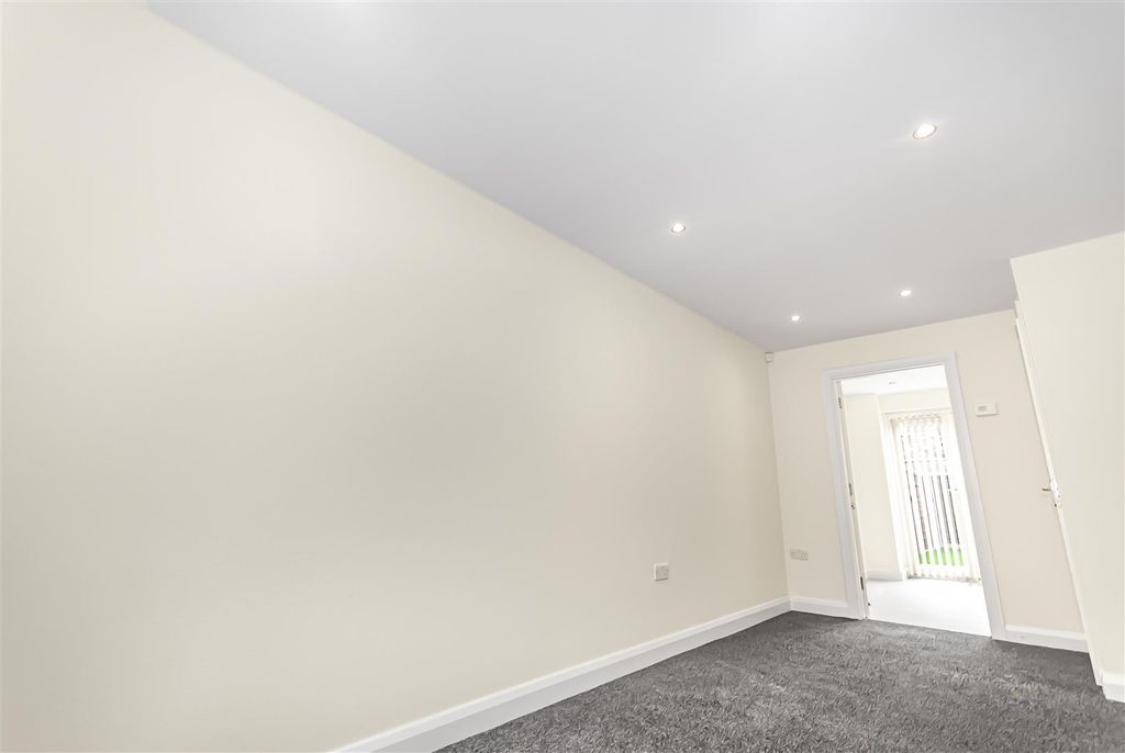 Property photo 2 of 16 2025-10-08 11.07.14.Jpg