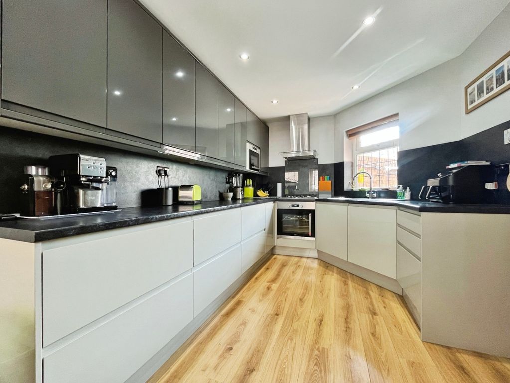 Property photo 2 of 20 4203836