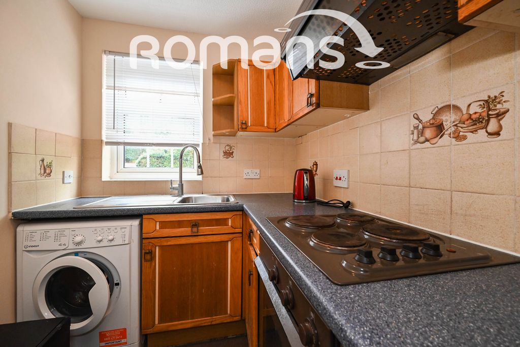 Property photo 3 of 10 Kitchen