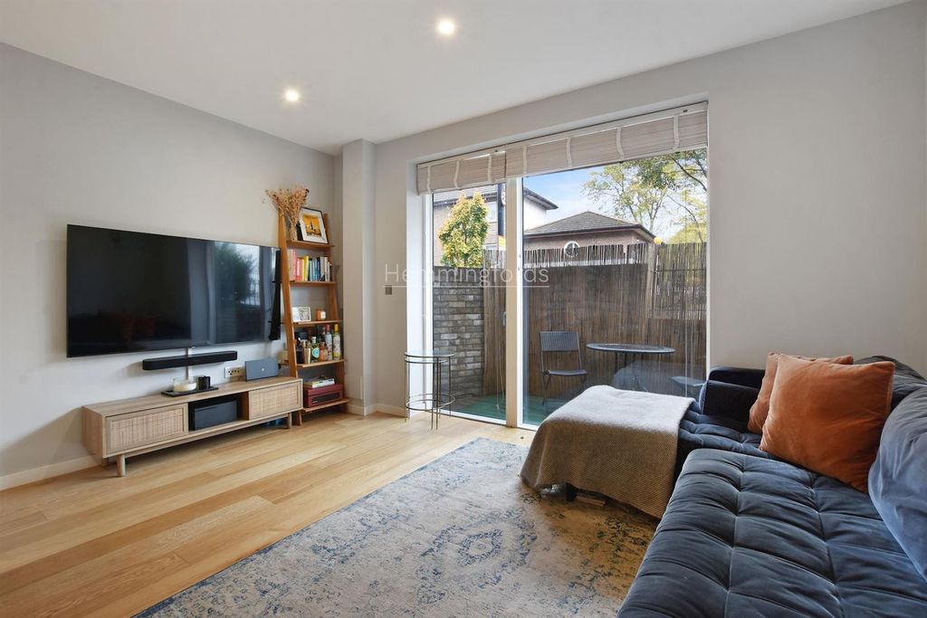 Property photo 2 of 15 13-5E3Agchmf - Flat 1 103 Copenhagen St - Receptio