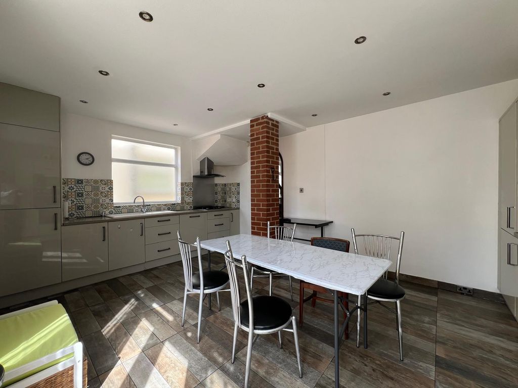 Property photo 3 of 12 Kitchen