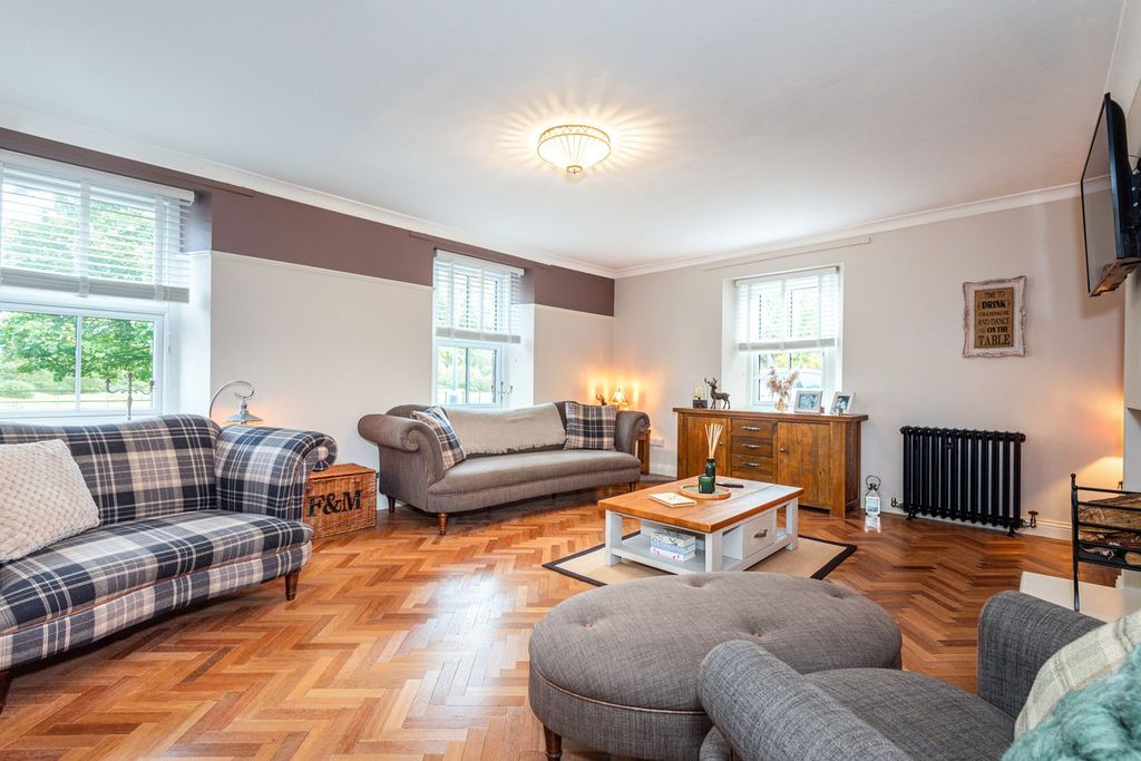 Property photo 3 of 26 Lounge