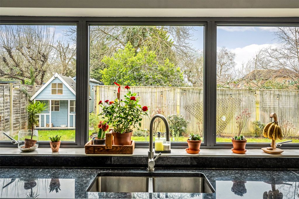 Property photo 2 of 31 House. Partnership