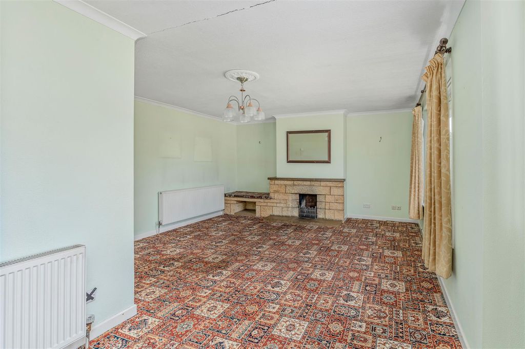 Property photo 3 of 16 7 The Close, Chipping Warden-6.Jpg