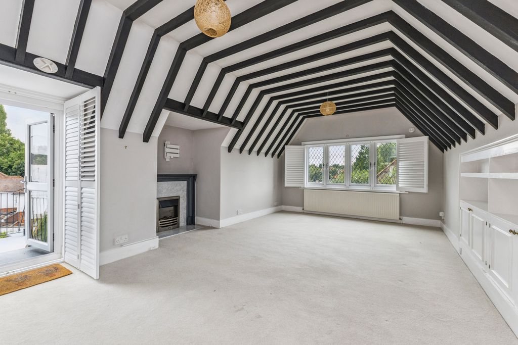 Property photo 2 of 12 Flat 3, Three Gables, Mill Road, Marlow, Buckinghamshire, Sl7 1Qb