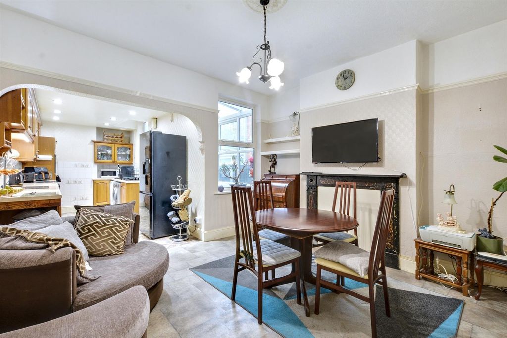 Property photo 3 of 21 Dining Area