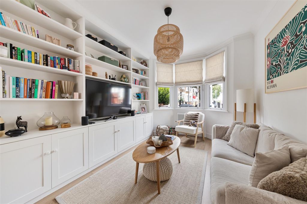 Property photo 2 of 35 Wolsey Avenue, E17