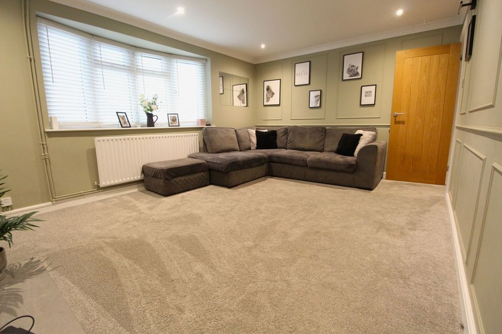 Property photo 3 of 12 Lounge 2