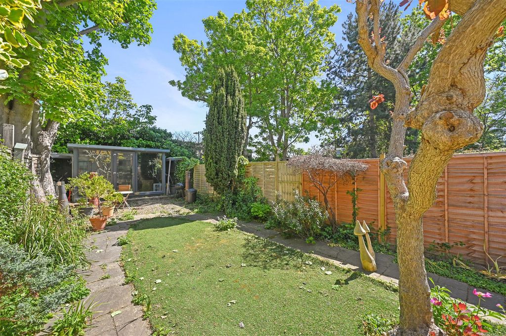 Property photo 1 of 12 Hammermsith Grove