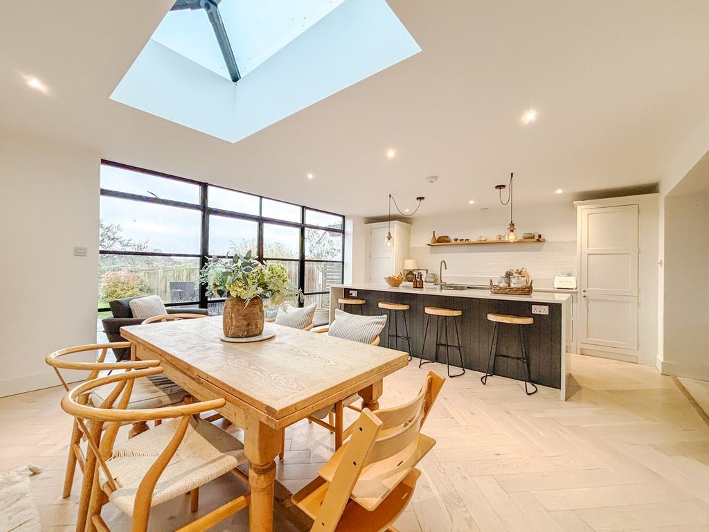 Property photo 2 of 27