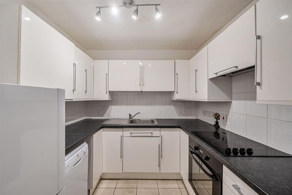 Property photo 2 of 12 Kitchen: