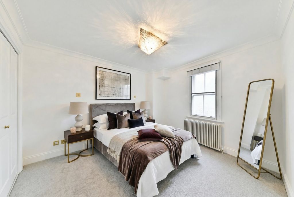 Property photo 2 of 6 Bedroom