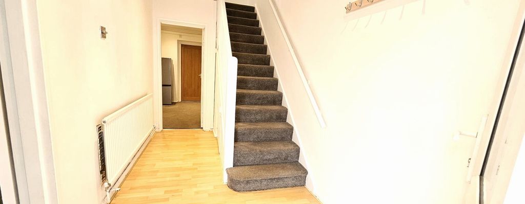 Property photo 1 of 16 Hallway.1