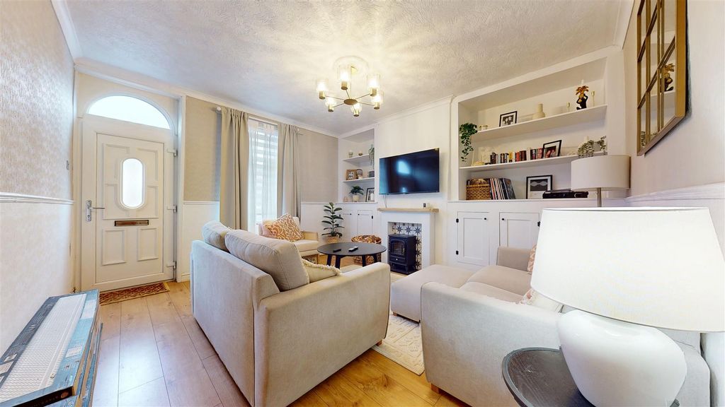 Property photo 3 of 19 Lyme Street Living Room