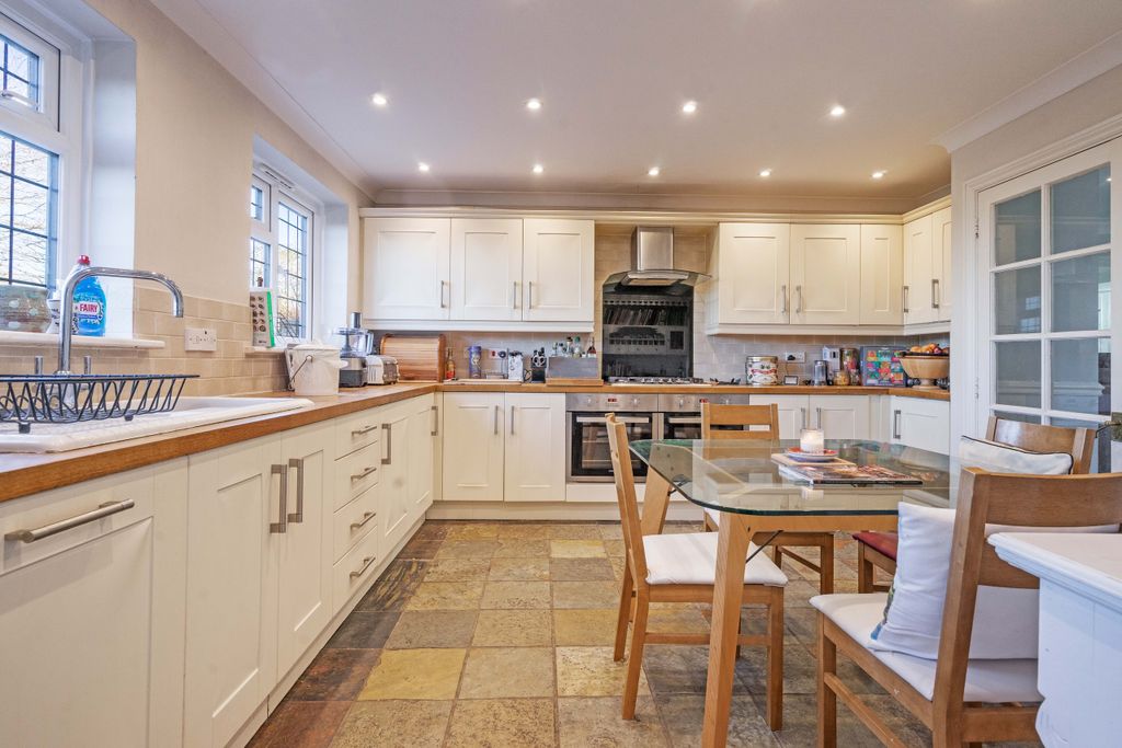 Property photo 3 of 18 Kitchen/Breakfast