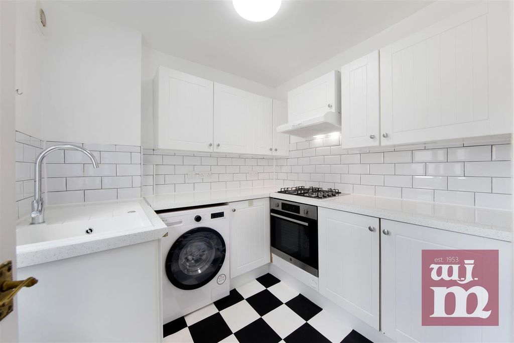 Property photo 2 of 11 28 Stork Road London E7 9Hr - 013.Jpg