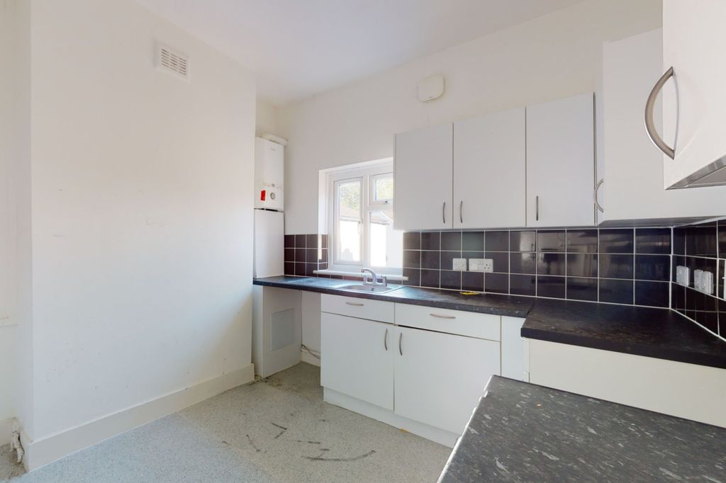 Property photo 2 of 14 40B Goodall Road, Wanstead, London E11 4Ep