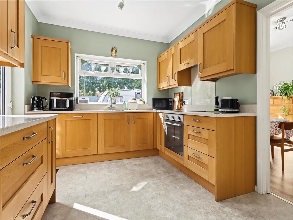 Property photo 3 of 19 Kitchen