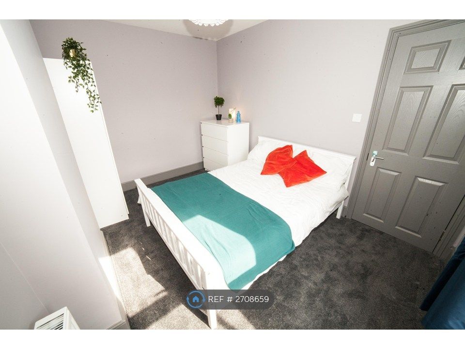 Property photo 1 of 12 Room 3