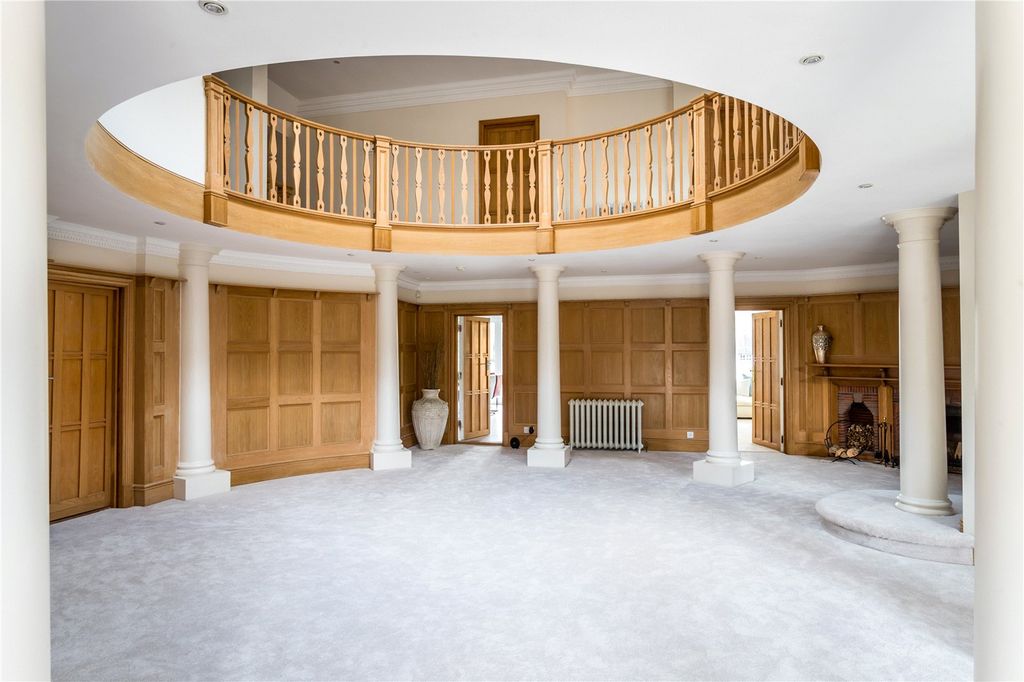 Property photo 2 of 27 Entrance Hall