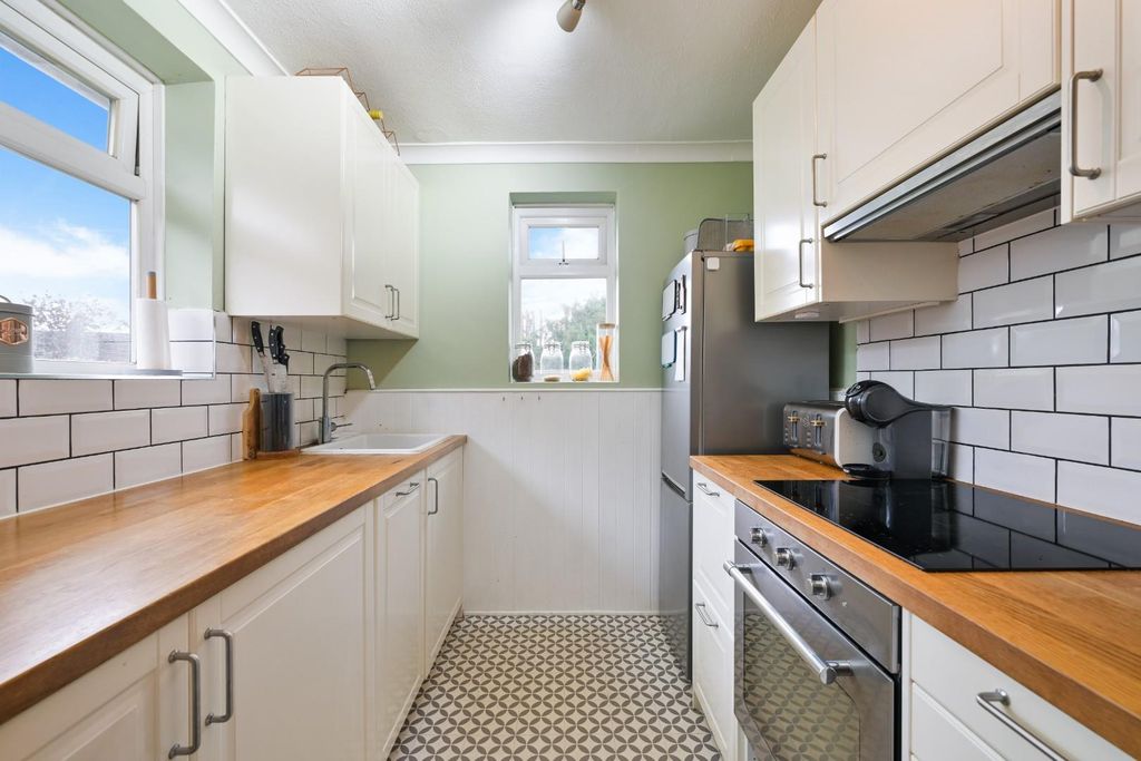 Property photo 3 of 14 Wolsey Close