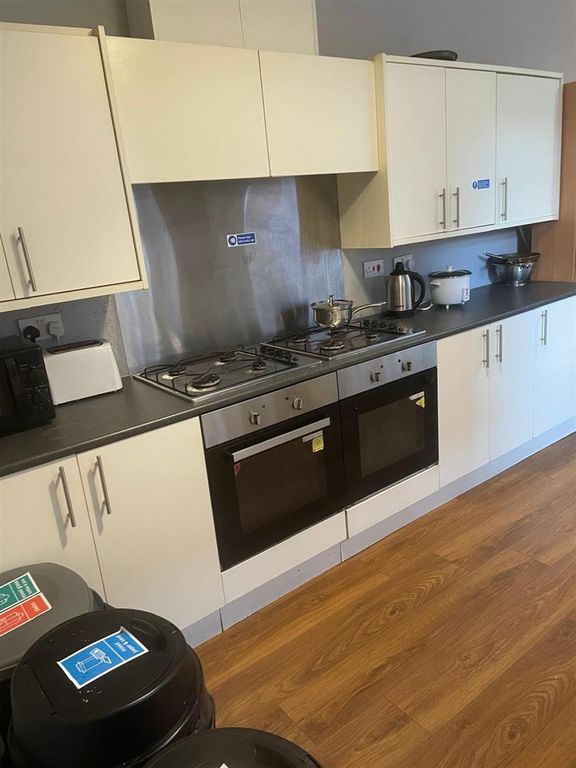 Property photo 3 of 17 727 Chester Road Kitchen 2 .Jpg