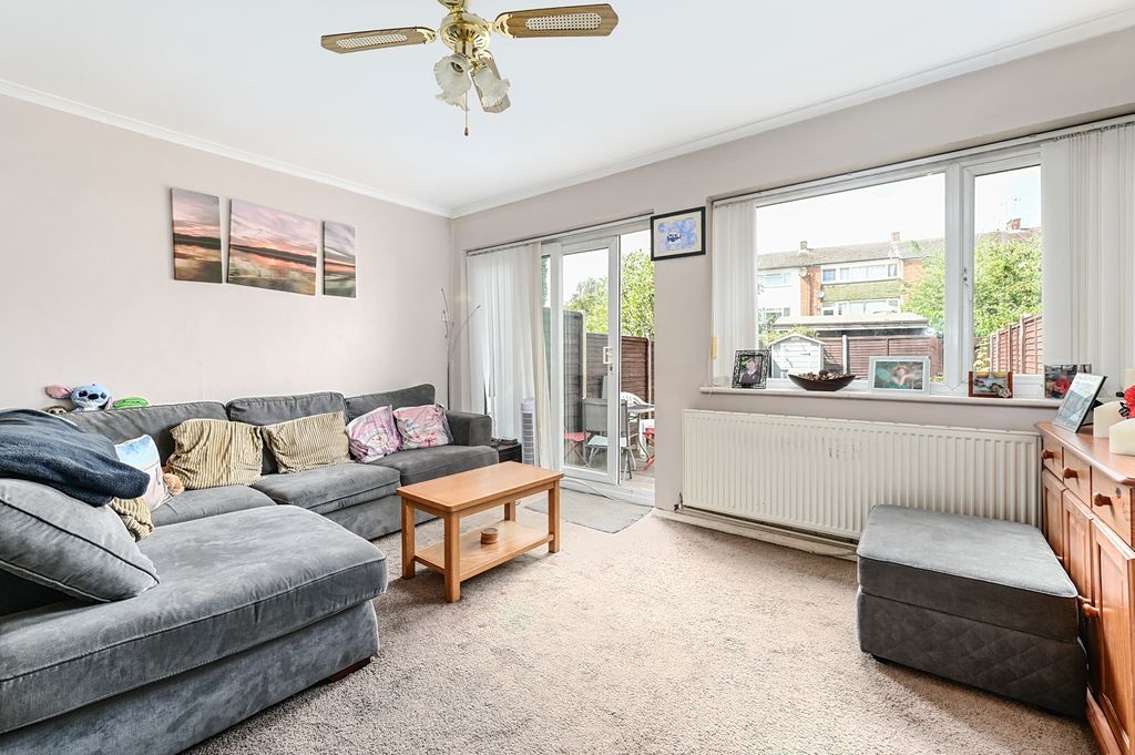 Property photo 2 of 8 37 Ryecroft Gardens (5)