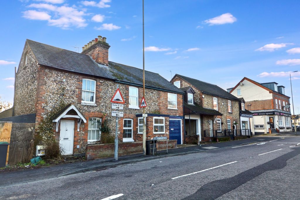 Property photo 2 of 19 17 St Johns Road, Hemel Hempstead, Hertfordshire Hp1 1Qf