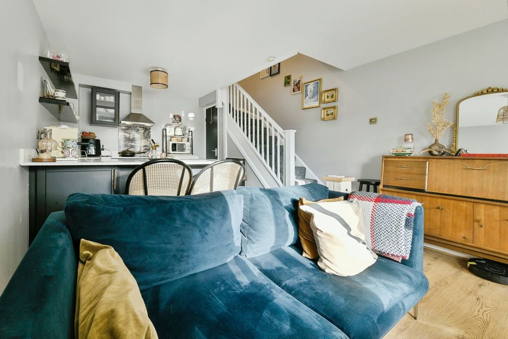 Property photo 2 of 19 Lounge