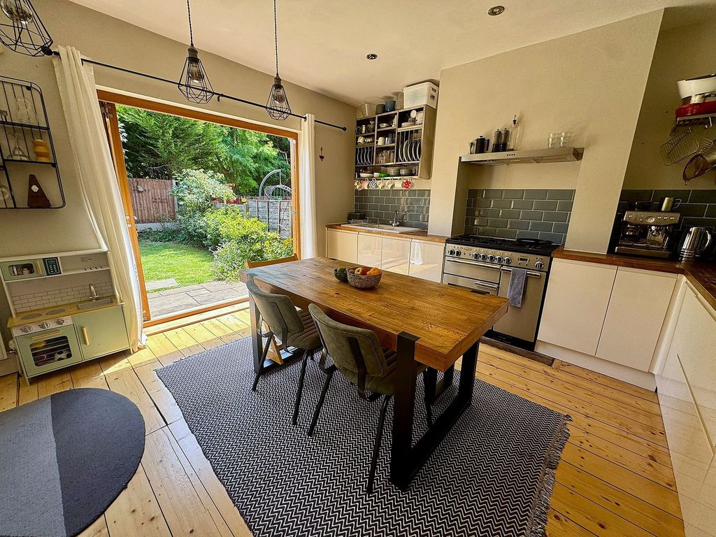 Property photo 2 of 21 Dining Kitchen