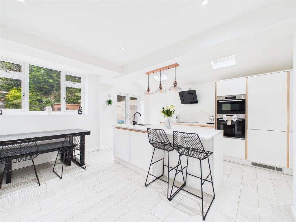 Property photo 3 of 19 Cam03736G0-Pr0205-Still010.Jpg