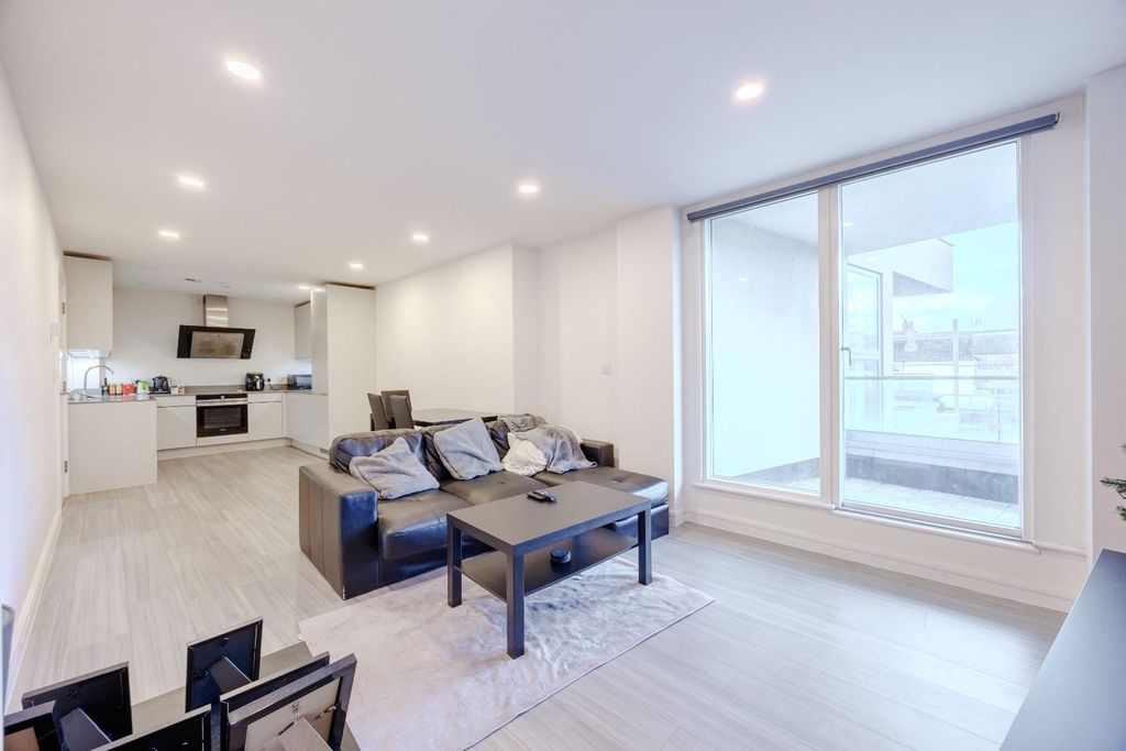 Property photo 2 of 19 Lounge