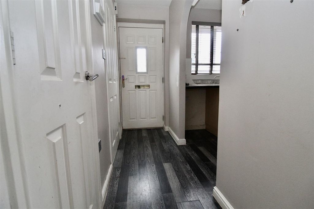 Property photo 2 of 11 Entrance Hallway