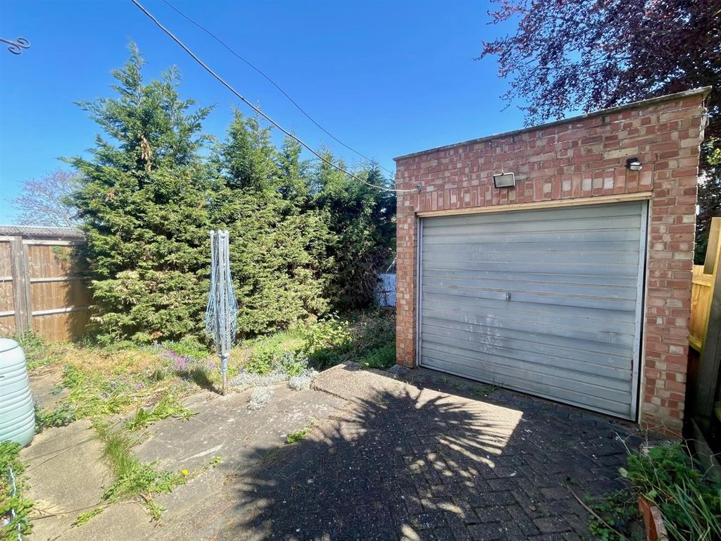 Property photo 3 of 10 Garage.Jpg