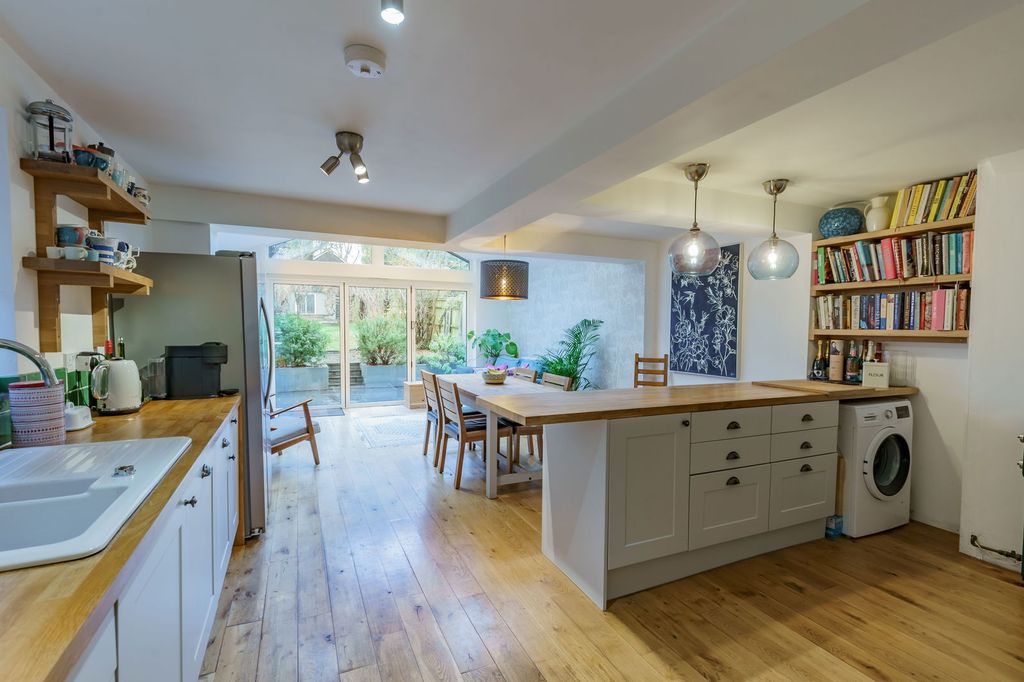 Property photo 3 of 34