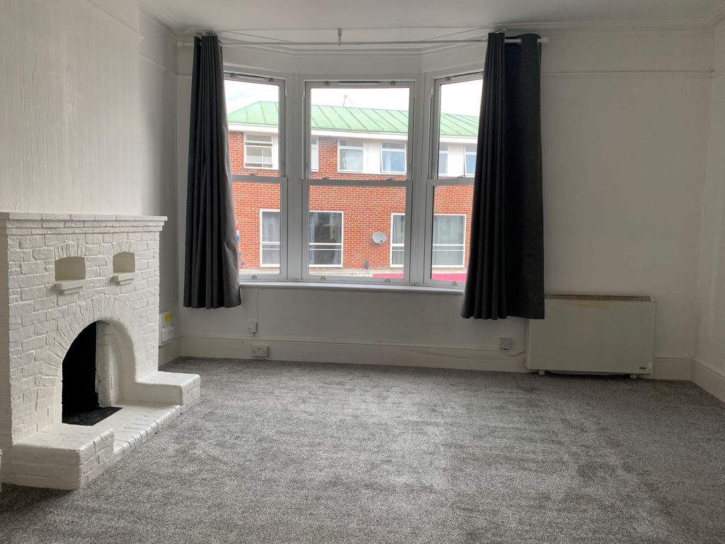 Property photo 1 of 10 Living Room
