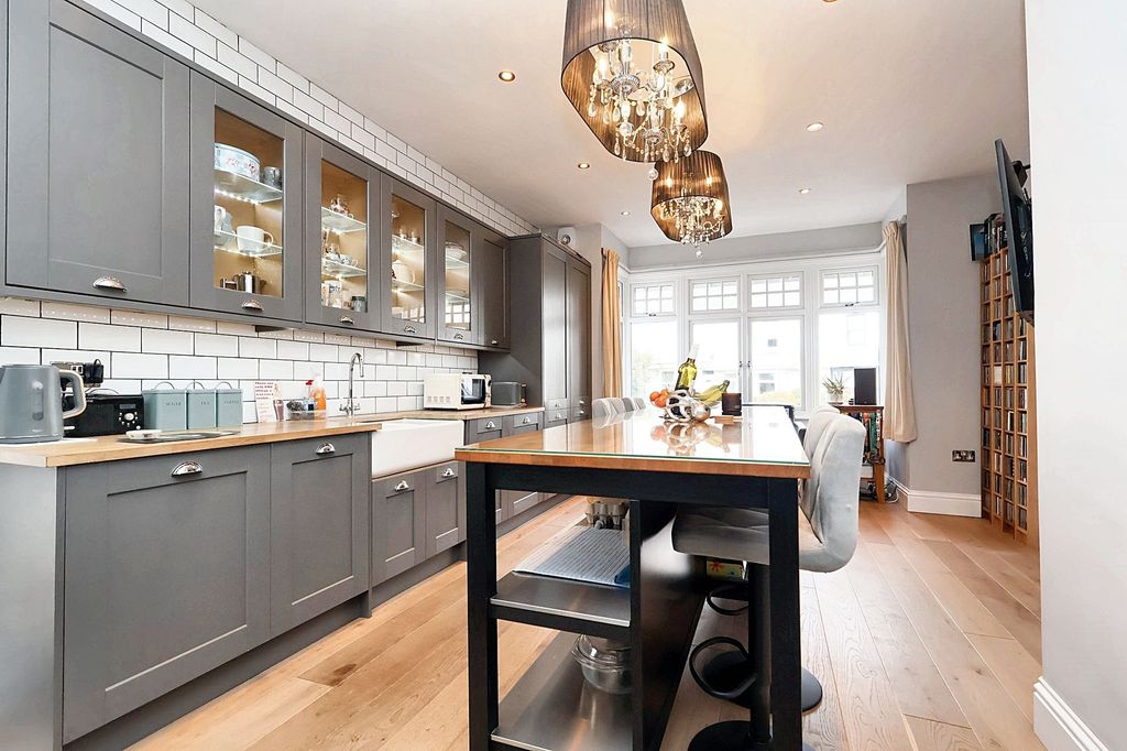 Property photo 3 of 30 Kitchen/Diner/Family Room