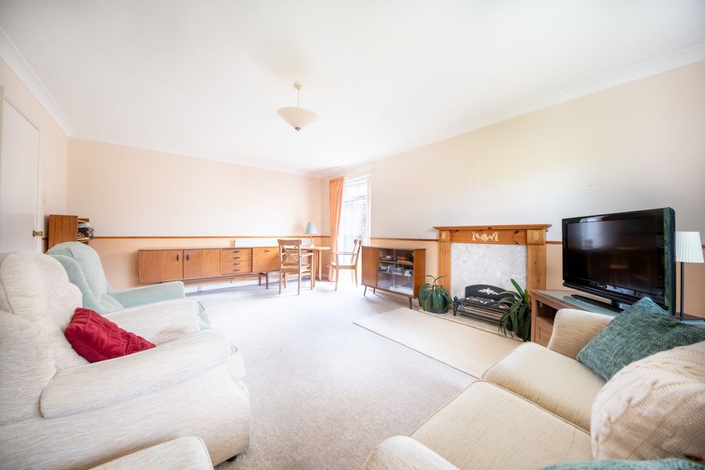 Property photo 3 of 15 Lounge